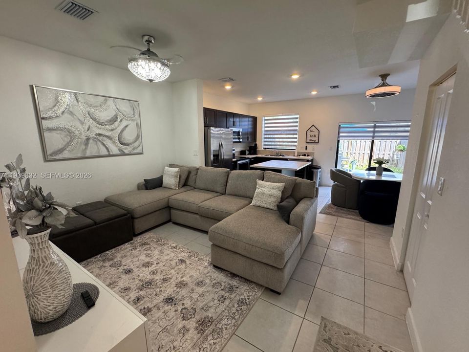 For Sale: $475,000 (3 beds, 3 baths, 1256 Square Feet)