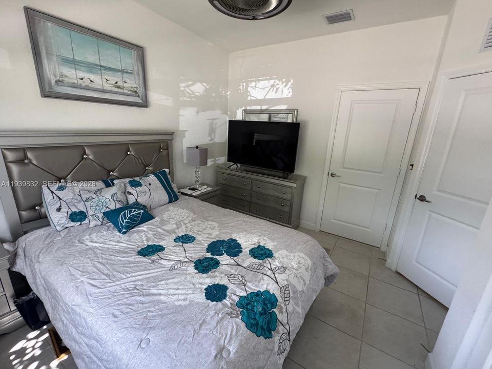 For Sale: $475,000 (3 beds, 3 baths, 1256 Square Feet)