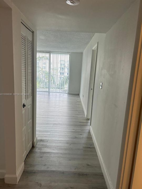 出租: $1,400 (1 贝兹, 1 浴室, 826 平方英尺)