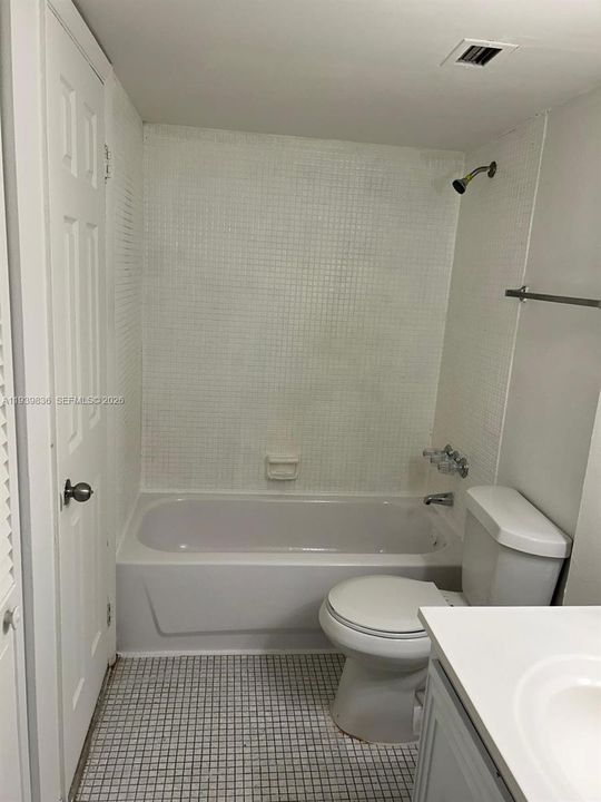 出租: $1,400 (1 贝兹, 1 浴室, 826 平方英尺)