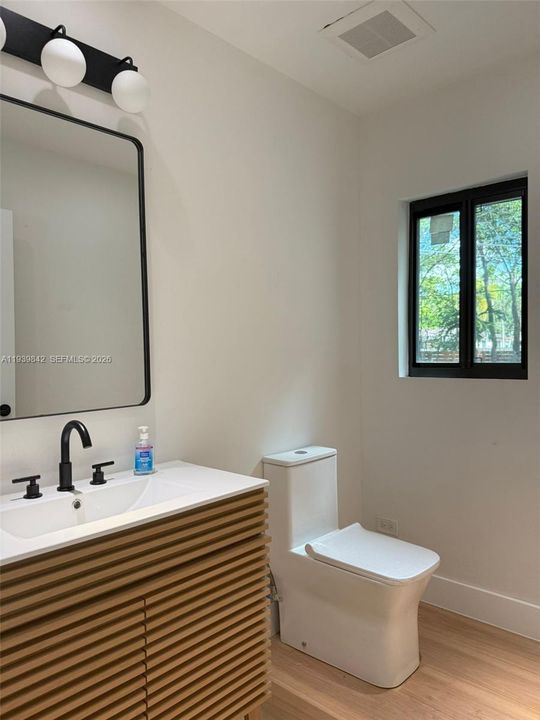 Activo con contrato: $1,250,000 (3 camas, 2 baños, 1581 Pies cuadrados)