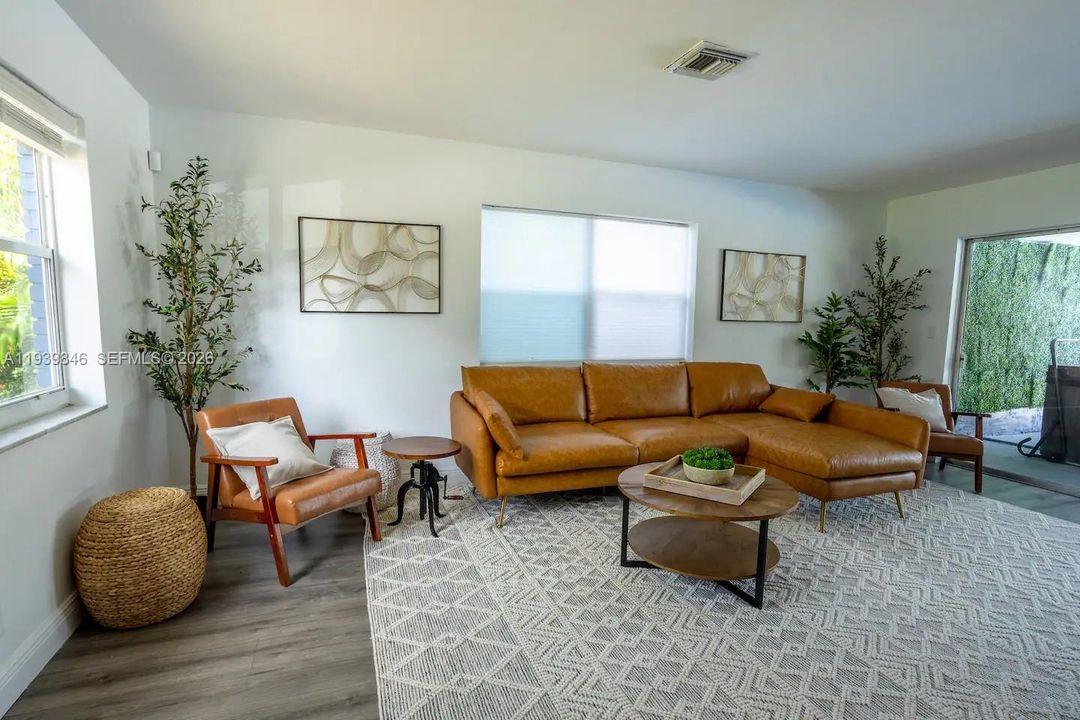 Active With Contract: $800,000 (5 beds, 3 baths, 2640 Square Feet)