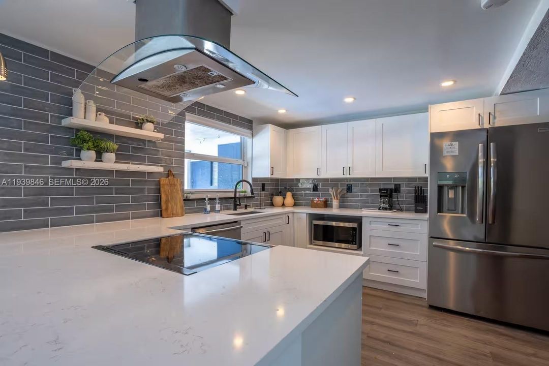 Active With Contract: $800,000 (5 beds, 3 baths, 2640 Square Feet)