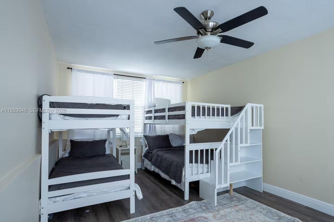 Active With Contract: $800,000 (5 beds, 3 baths, 2640 Square Feet)