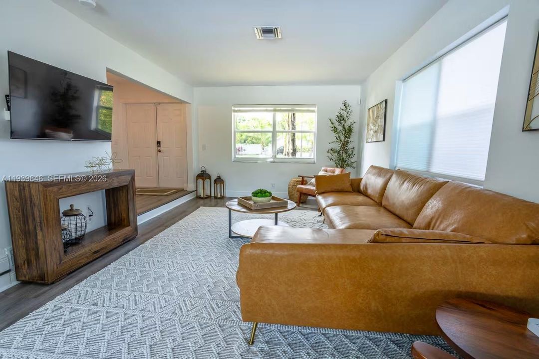 Active With Contract: $800,000 (5 beds, 3 baths, 2640 Square Feet)