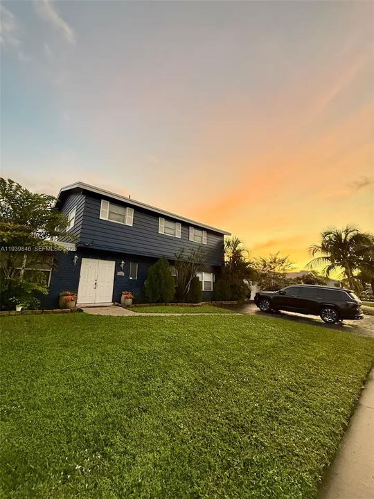 Active With Contract: $800,000 (5 beds, 3 baths, 2640 Square Feet)