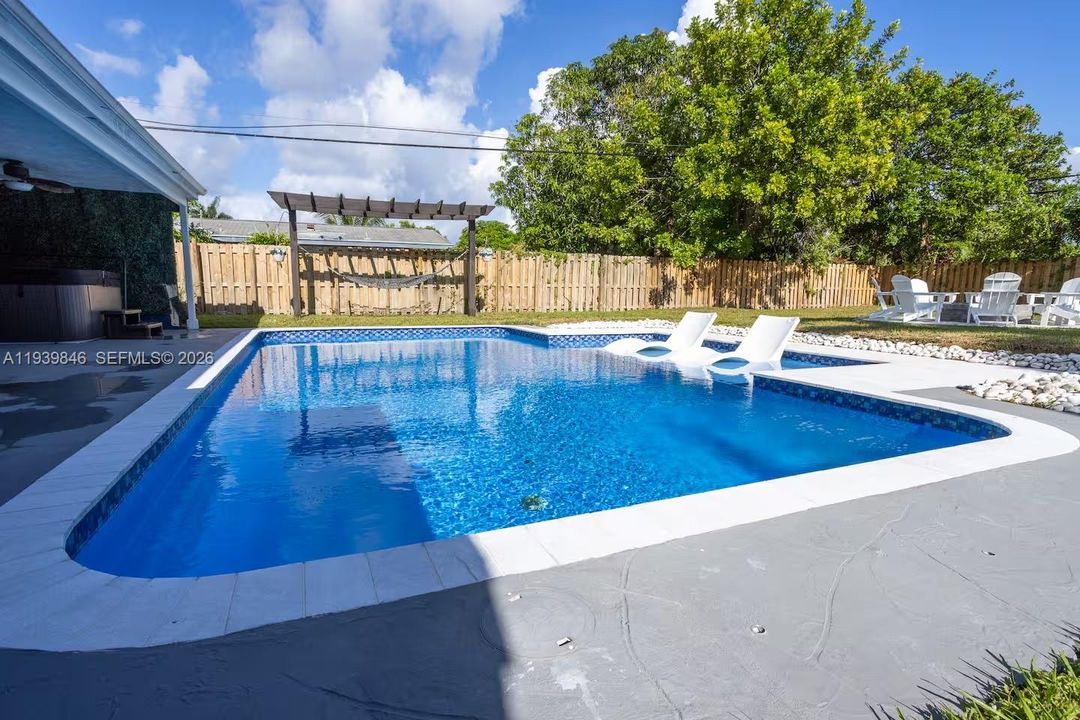 Active With Contract: $800,000 (5 beds, 3 baths, 2640 Square Feet)