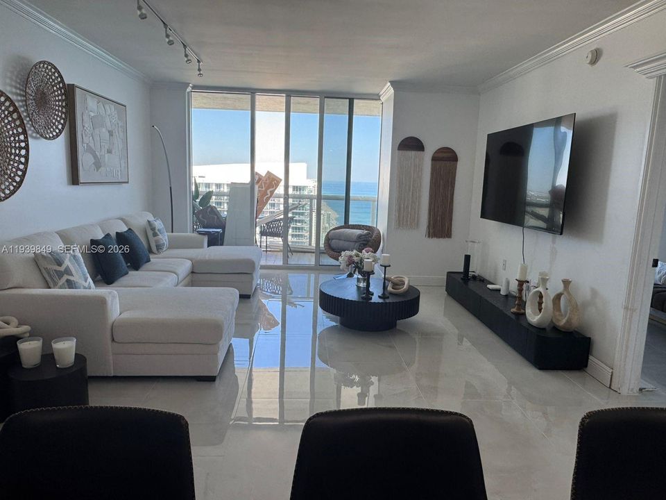 出租: $7,000 (2 贝兹, 2 浴室, 1337 平方英尺)