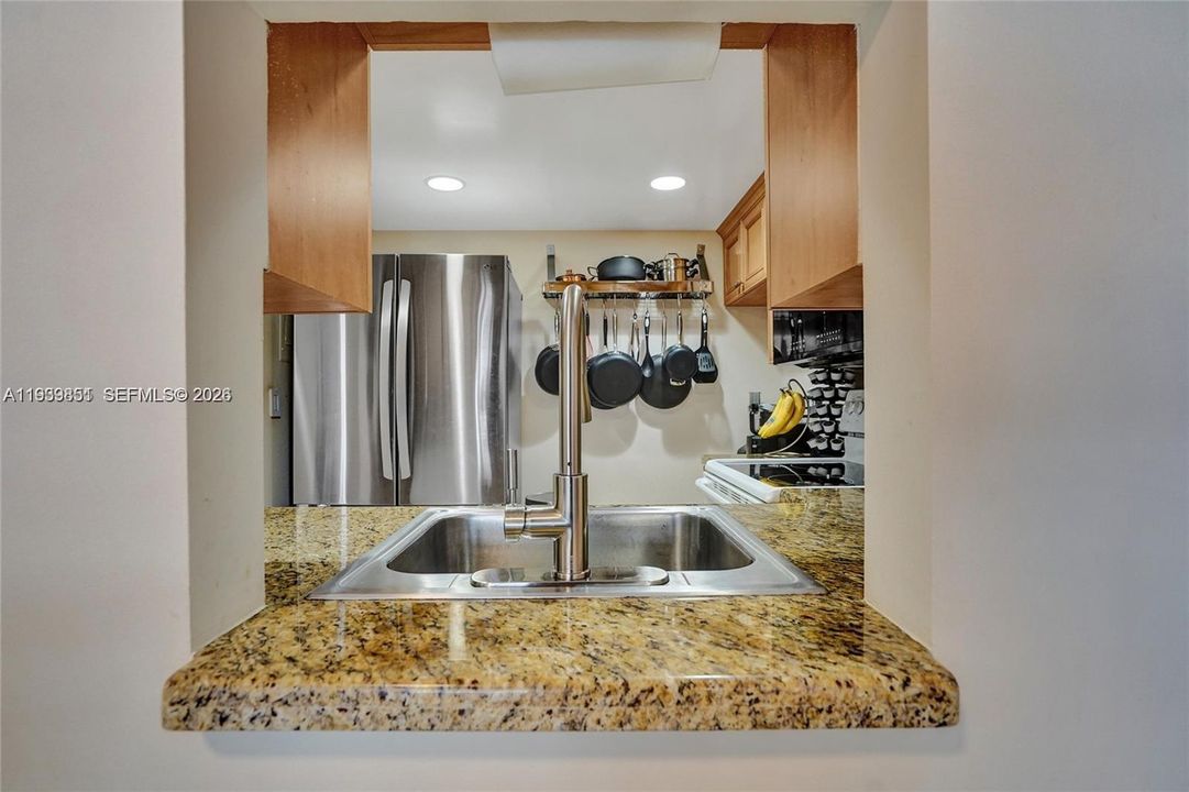 待售: $219,000 (1 贝兹, 1 浴室, 896 平方英尺)