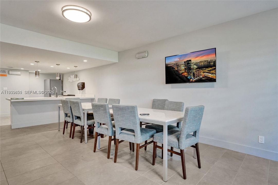 待售: $219,000 (1 贝兹, 1 浴室, 896 平方英尺)