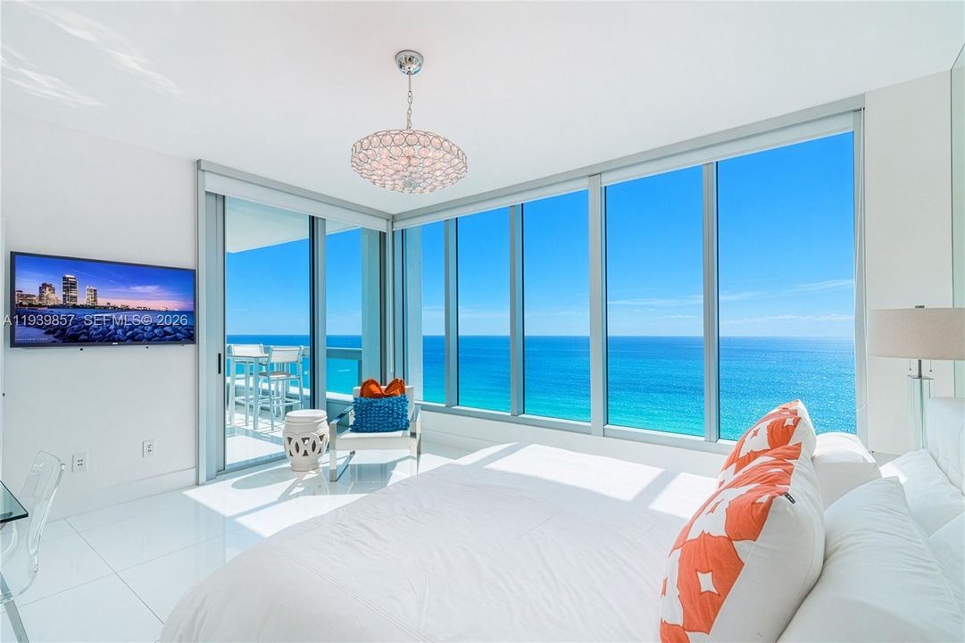 For Sale: $2,299,000 (2 beds, 2 baths, 1290 Square Feet)