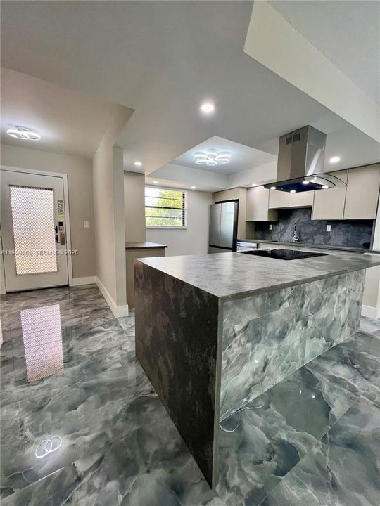 На продажу: $235,000 (2 спален, 2 ванн, 1270 Квадратных фут)