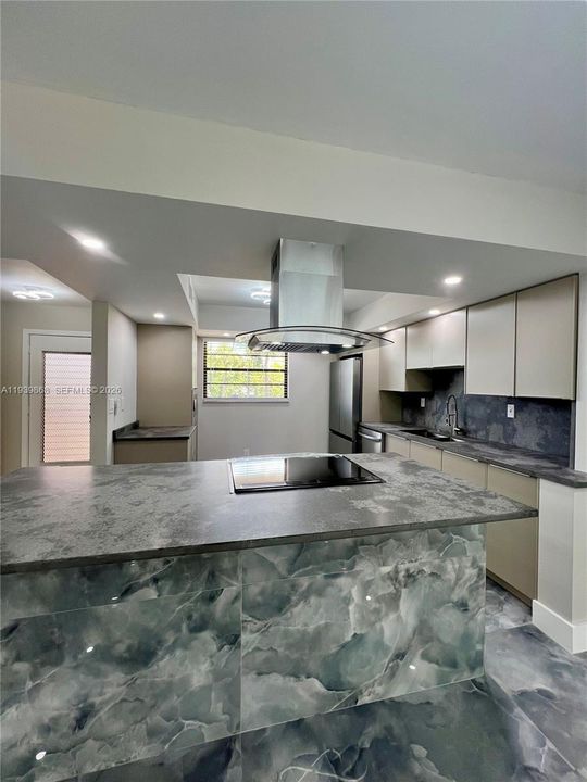 На продажу: $235,000 (2 спален, 2 ванн, 1270 Квадратных фут)