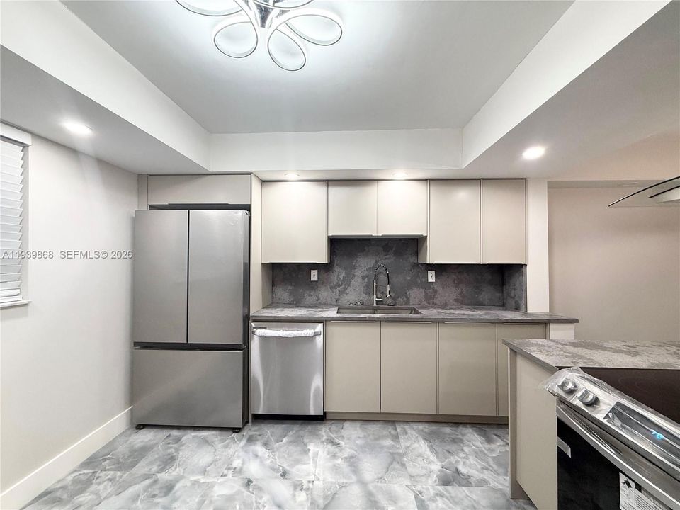 На продажу: $235,000 (2 спален, 2 ванн, 1270 Квадратных фут)