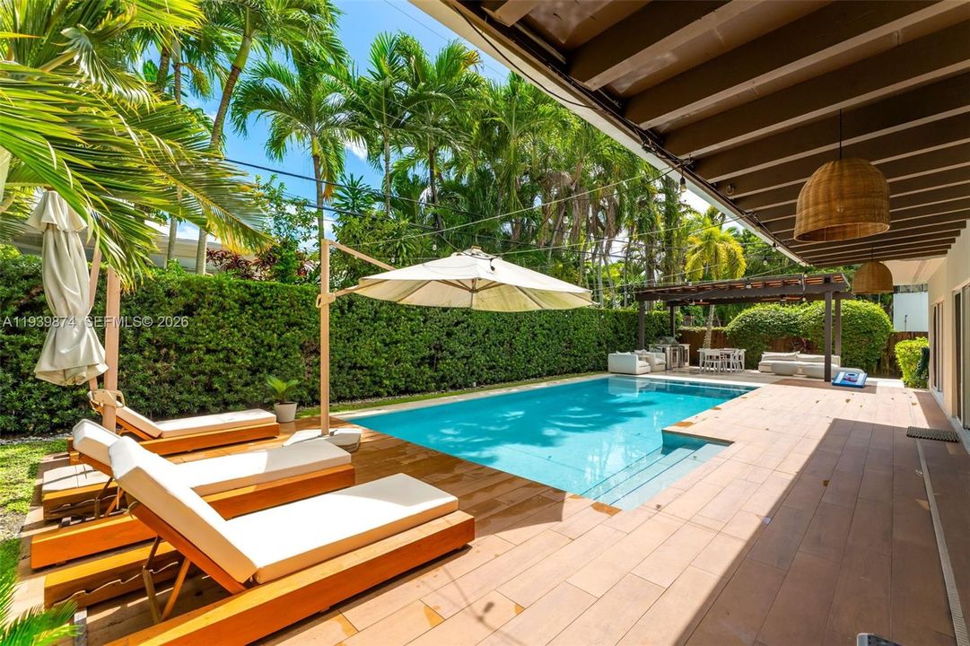 En Venta: $2,995,000 (3 camas, 3 baños, 2392 Pies cuadrados)