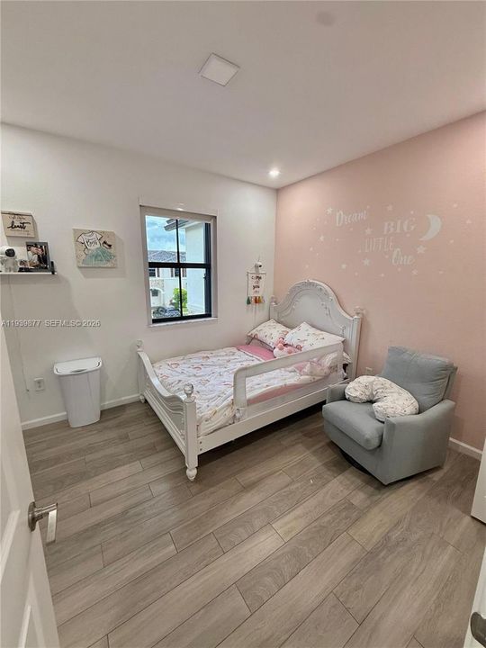 En Venta: $465,000 (3 camas, 3 baños, 1328 Pies cuadrados)