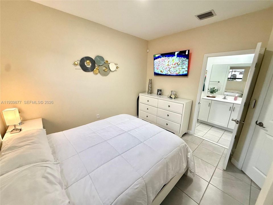 En Venta: $465,000 (3 camas, 3 baños, 1328 Pies cuadrados)