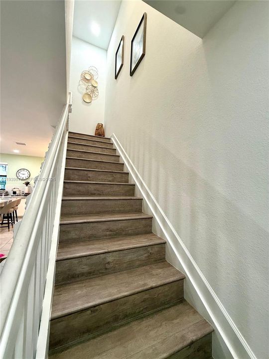 En Venta: $465,000 (3 camas, 3 baños, 1328 Pies cuadrados)