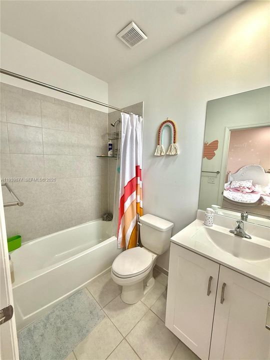 En Venta: $465,000 (3 camas, 3 baños, 1328 Pies cuadrados)