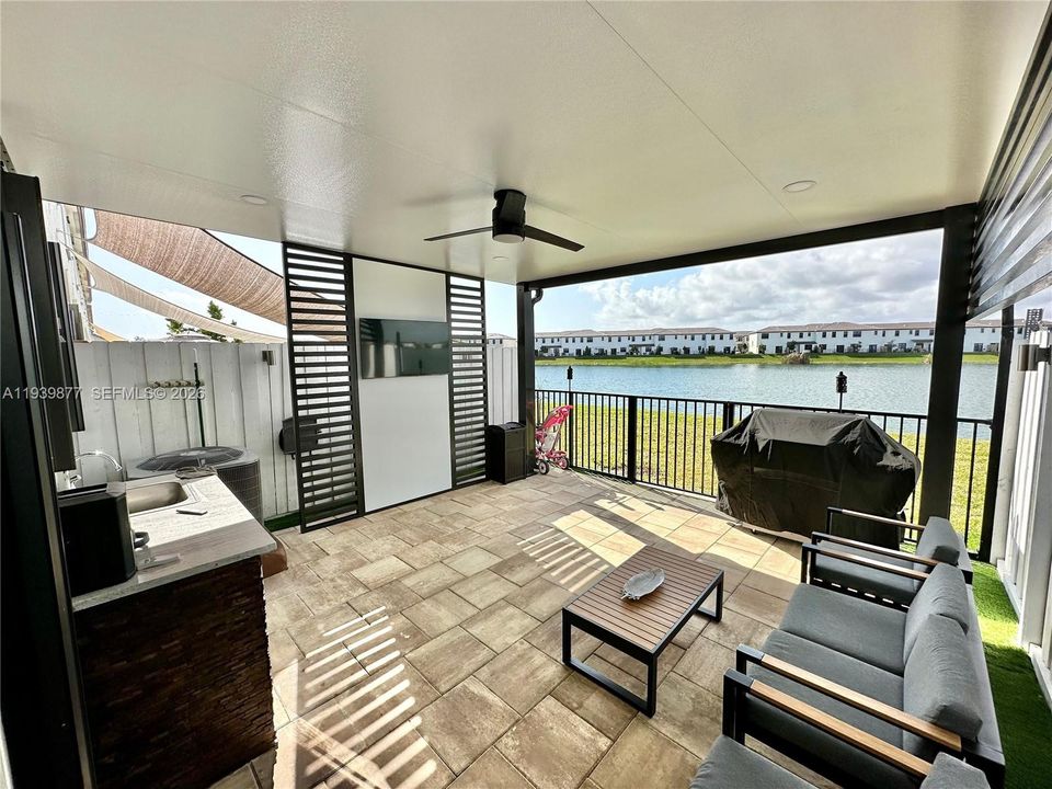 En Venta: $465,000 (3 camas, 3 baños, 1328 Pies cuadrados)