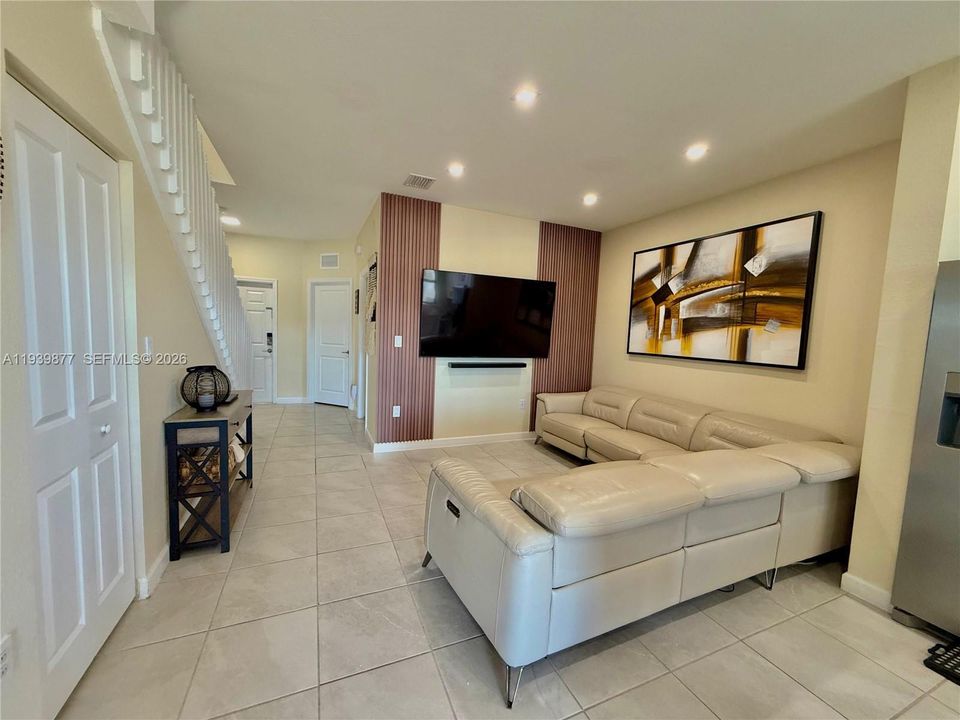 En Venta: $465,000 (3 camas, 3 baños, 1328 Pies cuadrados)