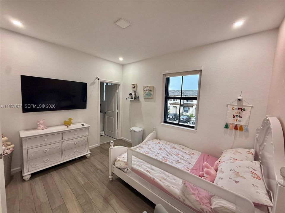 En Venta: $465,000 (3 camas, 3 baños, 1328 Pies cuadrados)