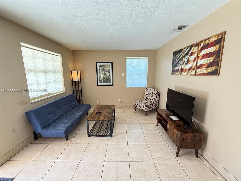 出租: $2,100 (2 贝兹, 1 浴室, 750 平方英尺)