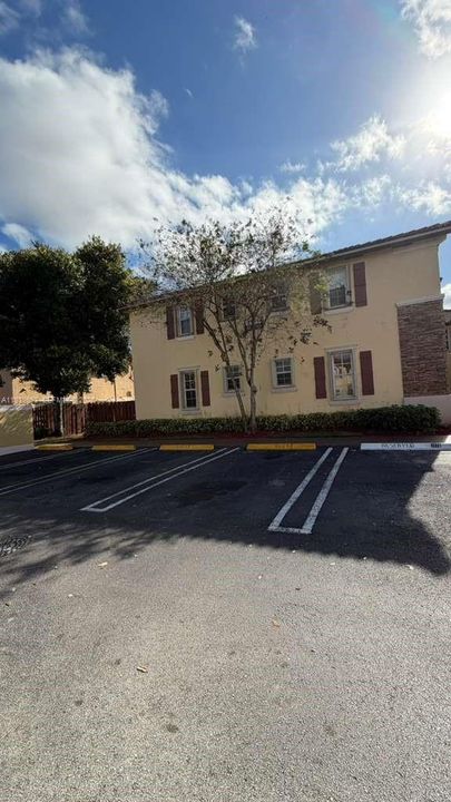 For Rent: $2,100 (3 beds, 2 baths, 1062 Square Feet)