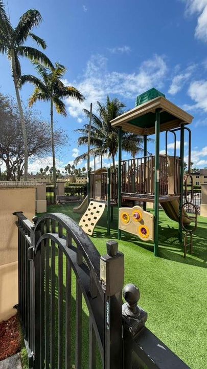 For Rent: $2,100 (3 beds, 2 baths, 1062 Square Feet)