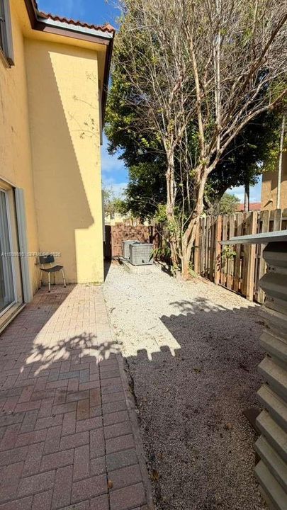 For Rent: $2,100 (3 beds, 2 baths, 1062 Square Feet)