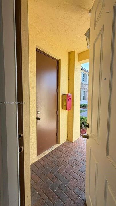 For Rent: $2,100 (3 beds, 2 baths, 1062 Square Feet)