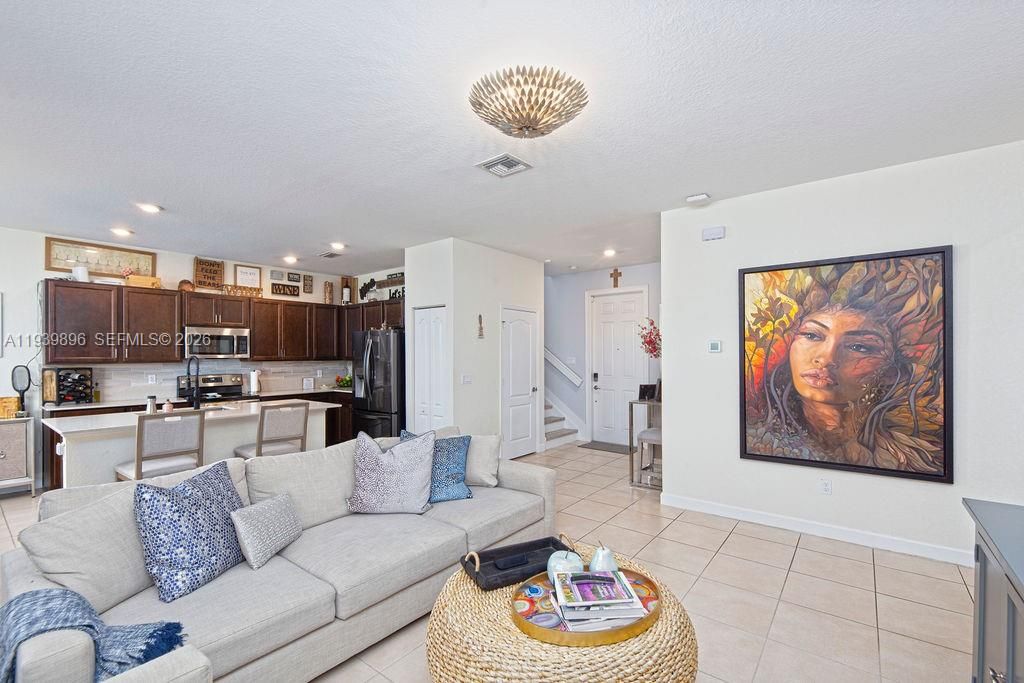 出租: $3,600 (4 贝兹, 3 浴室, 2275 平方英尺)