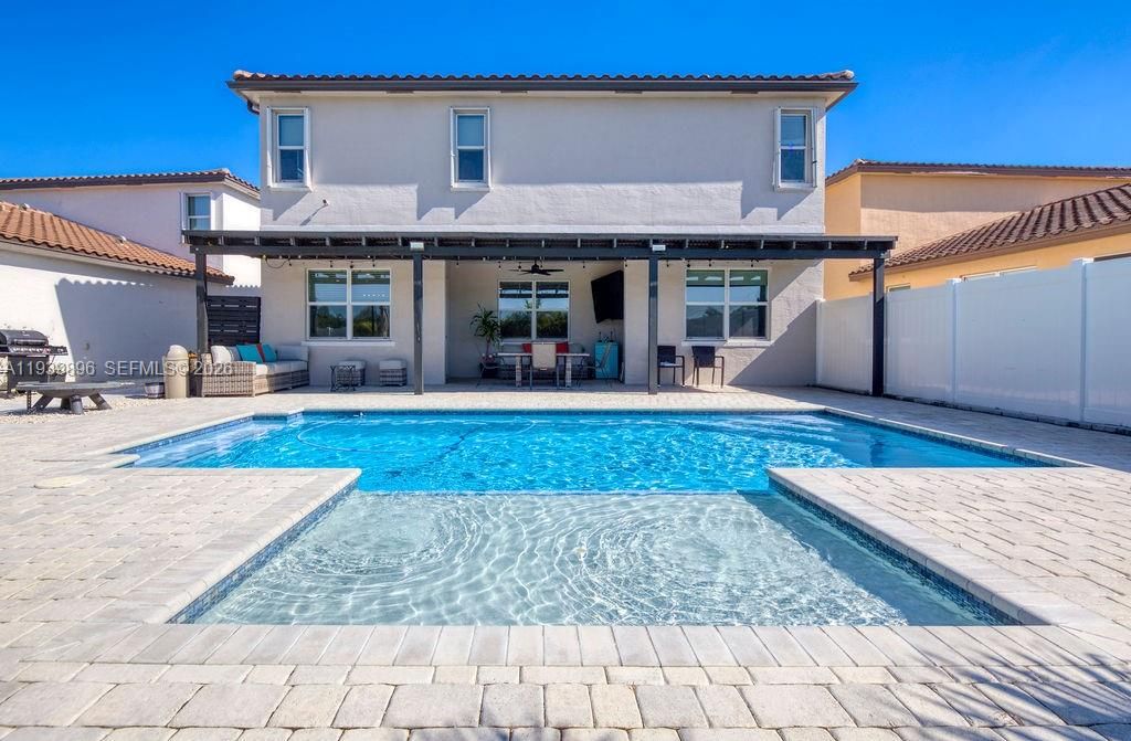 出租: $3,600 (4 贝兹, 3 浴室, 2275 平方英尺)