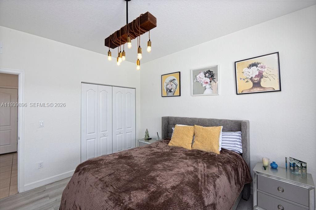 出租: $3,600 (4 贝兹, 3 浴室, 2275 平方英尺)