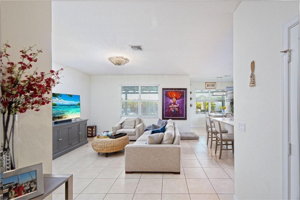 出租: $3,600 (4 贝兹, 3 浴室, 2275 平方英尺)