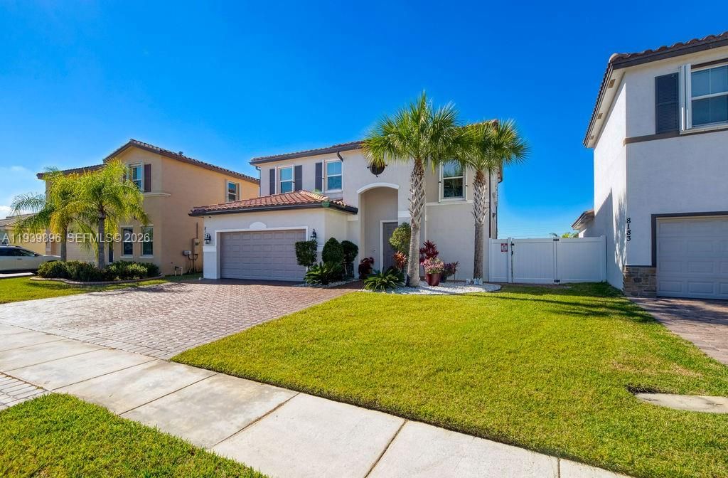 出租: $3,600 (4 贝兹, 3 浴室, 2275 平方英尺)