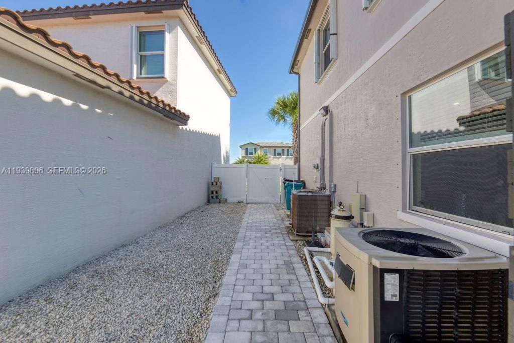 出租: $3,600 (4 贝兹, 3 浴室, 2275 平方英尺)