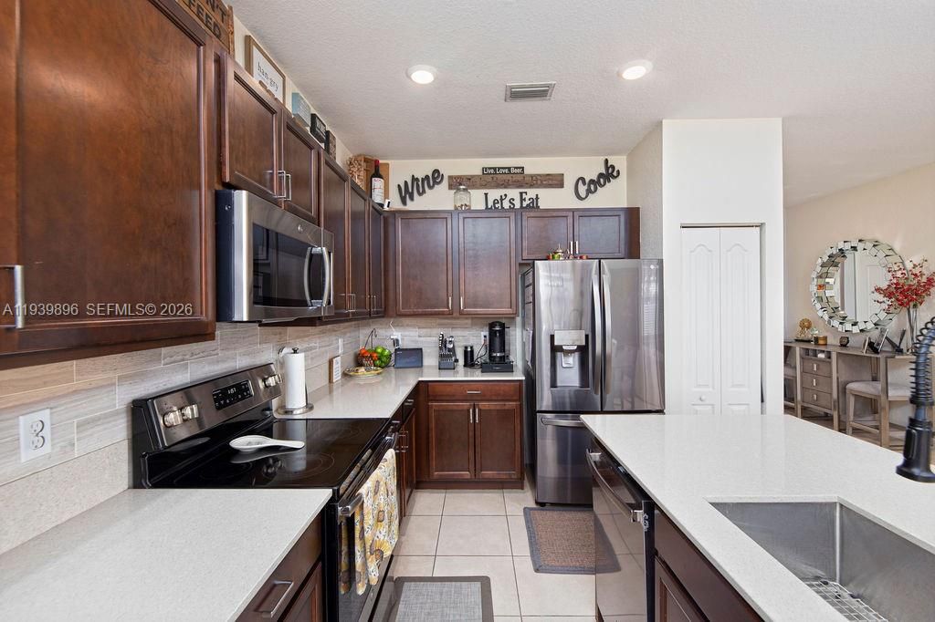 出租: $3,600 (4 贝兹, 3 浴室, 2275 平方英尺)