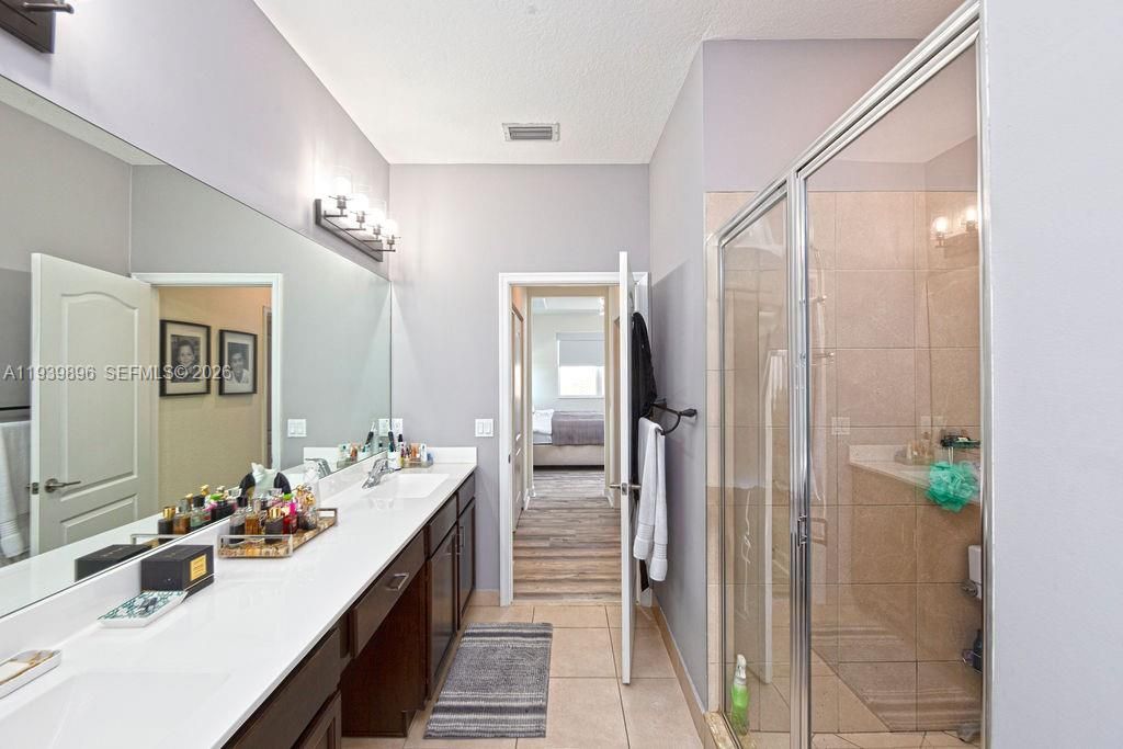 出租: $3,600 (4 贝兹, 3 浴室, 2275 平方英尺)