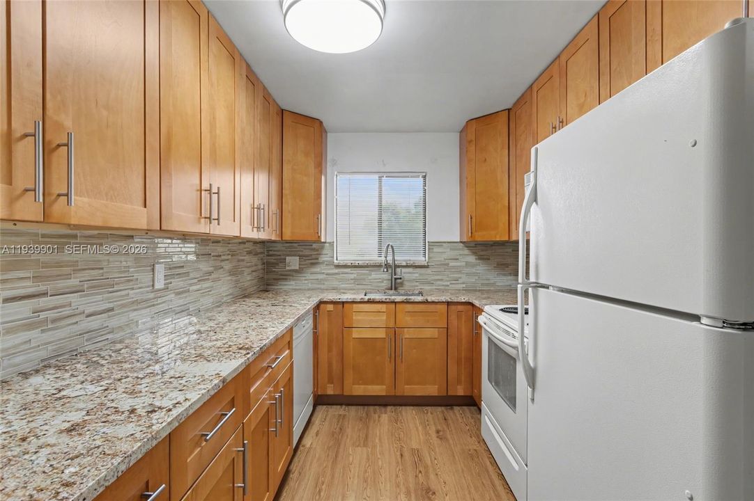 На продажу: $200,000 (2 спален, 2 ванн, 1010 Квадратных фут)