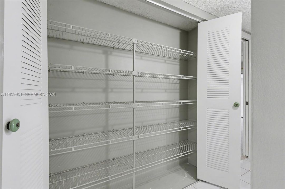 На продажу: $200,000 (2 спален, 2 ванн, 1010 Квадратных фут)