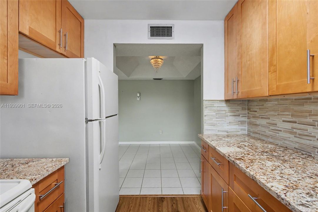 На продажу: $200,000 (2 спален, 2 ванн, 1010 Квадратных фут)