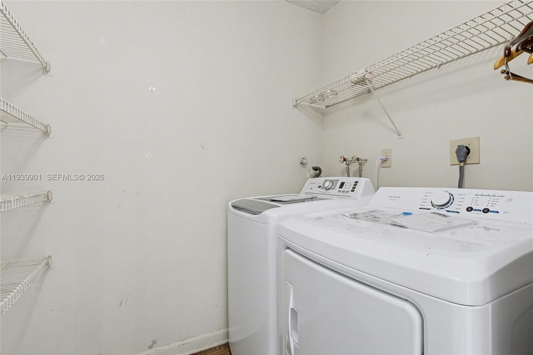 На продажу: $200,000 (2 спален, 2 ванн, 1010 Квадратных фут)