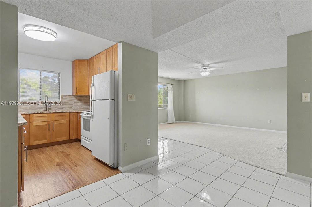 На продажу: $200,000 (2 спален, 2 ванн, 1010 Квадратных фут)