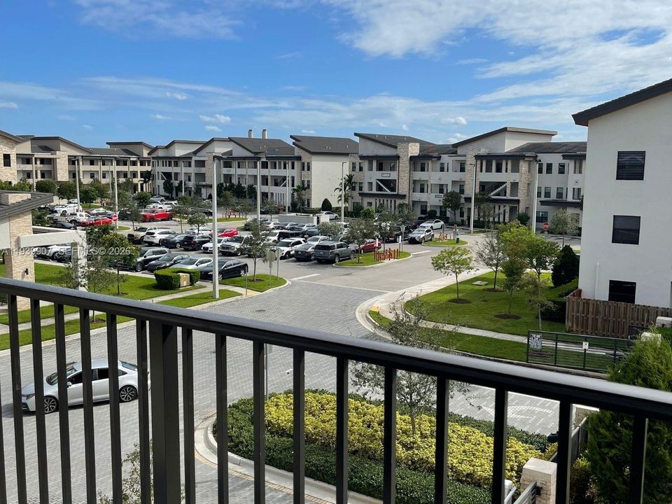 出租: $3,000 (2 贝兹, 2 浴室, 1072 平方英尺)