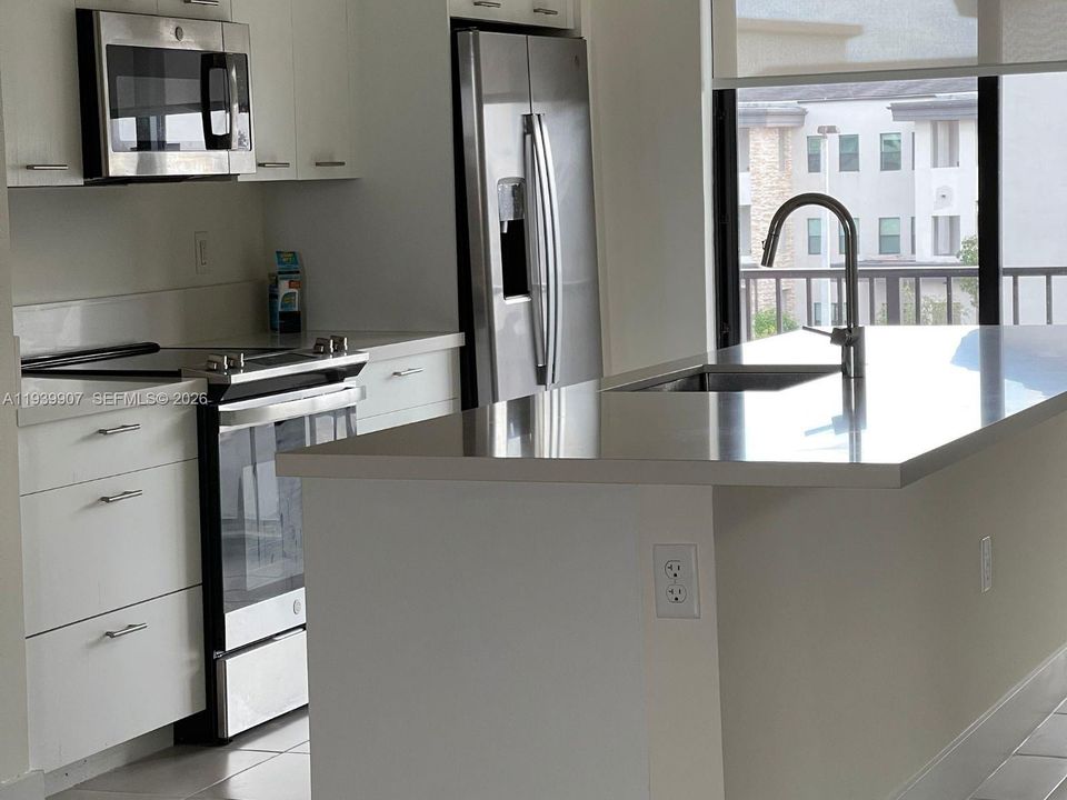 出租: $3,000 (2 贝兹, 2 浴室, 1072 平方英尺)