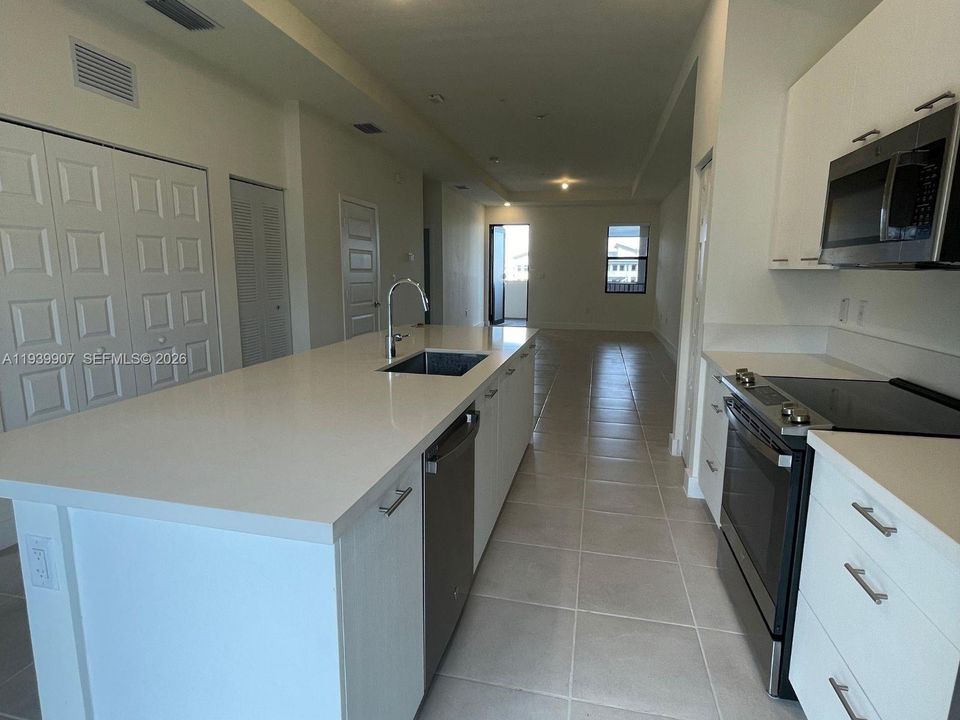 出租: $3,000 (2 贝兹, 2 浴室, 1072 平方英尺)