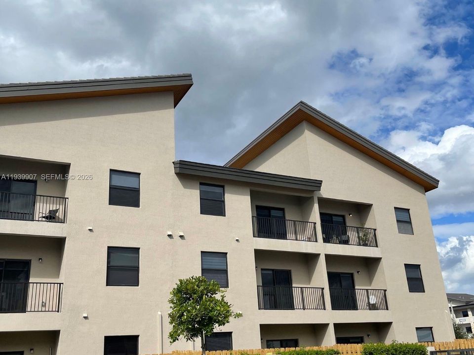 出租: $3,000 (2 贝兹, 2 浴室, 1072 平方英尺)