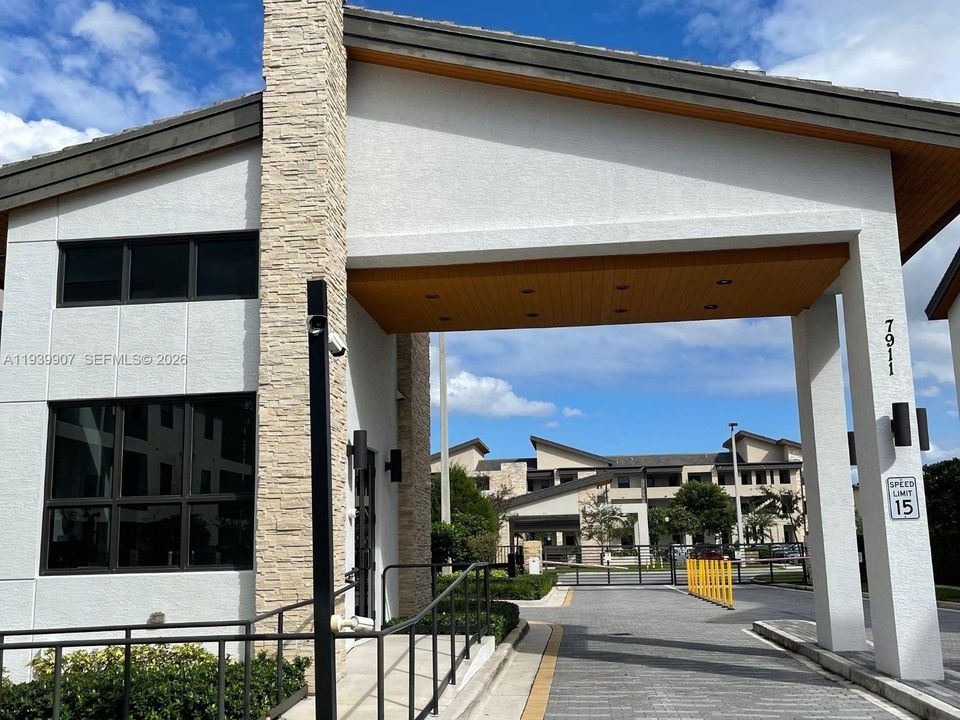 出租: $3,000 (2 贝兹, 2 浴室, 1072 平方英尺)