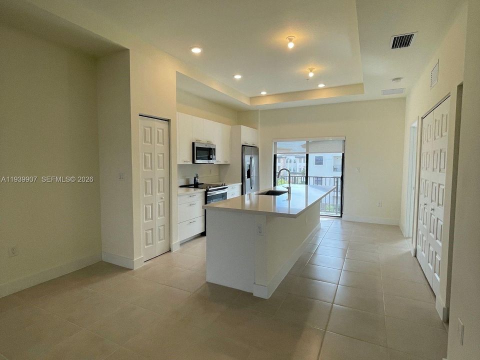 出租: $3,000 (2 贝兹, 2 浴室, 1072 平方英尺)